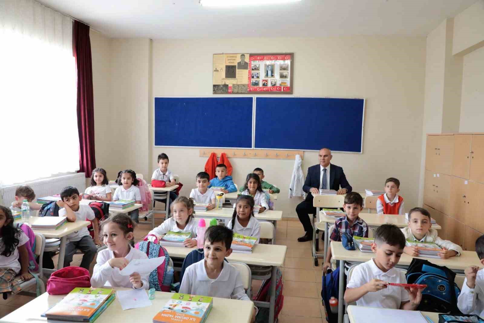 Ağrı&rsquo;da ilk ders zili &ccedil;aldı
