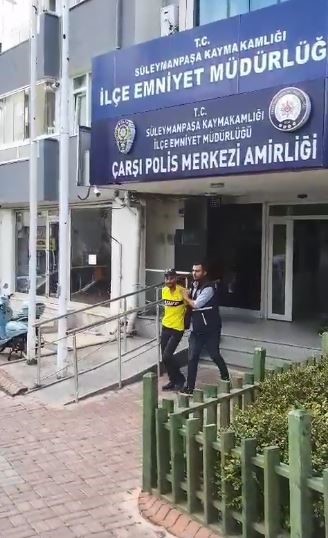 Okula giren hırsız kendi malıymış gibi çaldı: O anlar kamerada