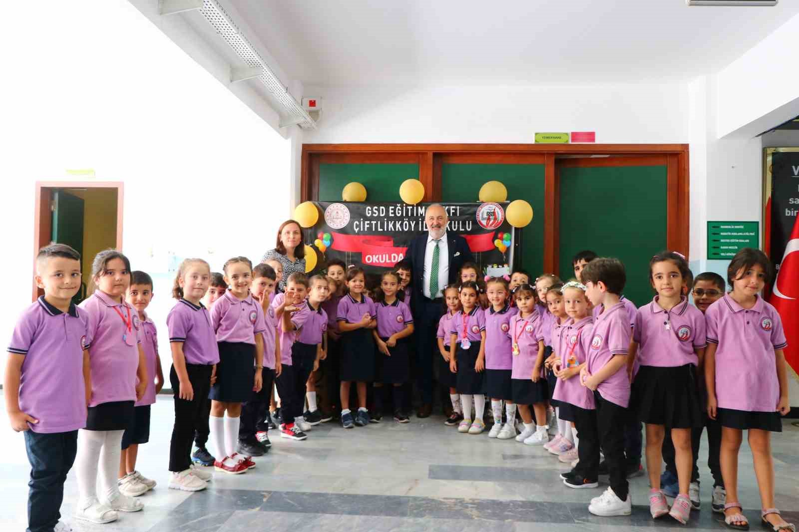 Çiftlikköy Belediyesi’nden öğrencilere eğitim seti hediyesi