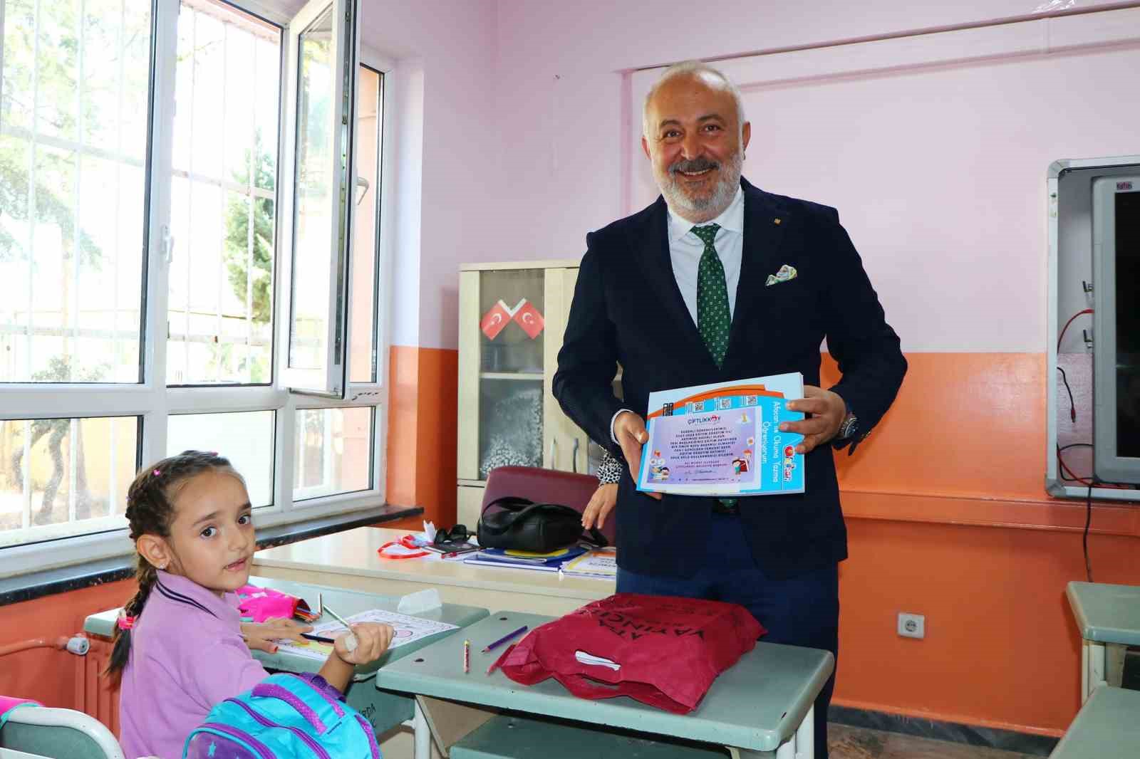 &Ccedil;iftlikk&ouml;y Belediyesi&rsquo;nden &ouml;ğrencilere eğitim seti hediyesi
