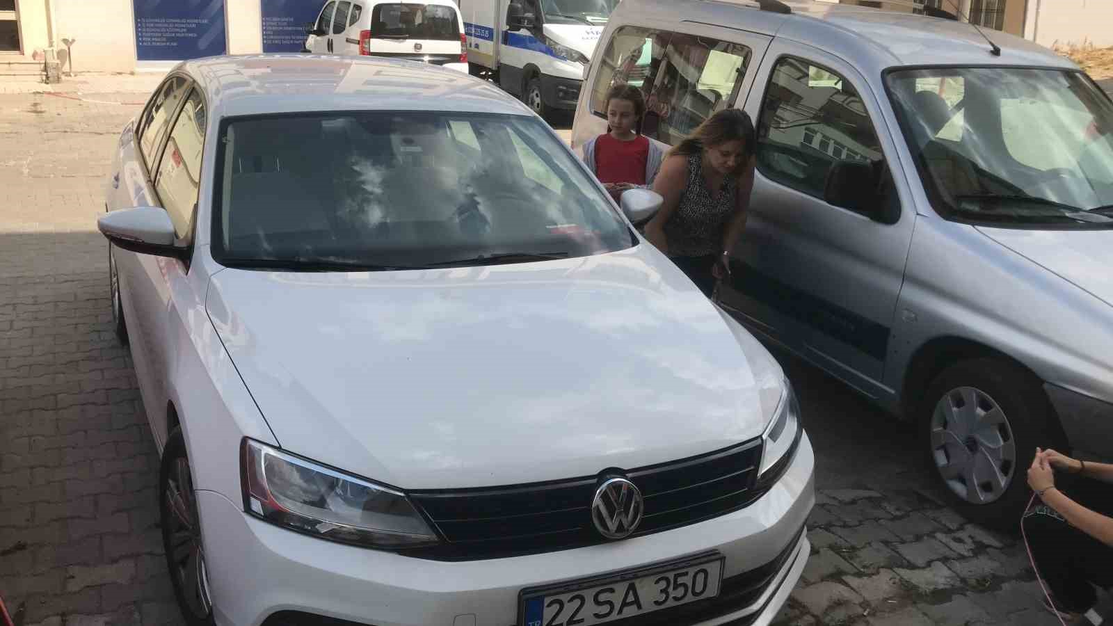 Otomobilin motor kısmına giren kedisini &ccedil;ıkarmak i&ccedil;in saatlerce g&ouml;zyaşlarıyla dil d&ouml;kt&uuml;
