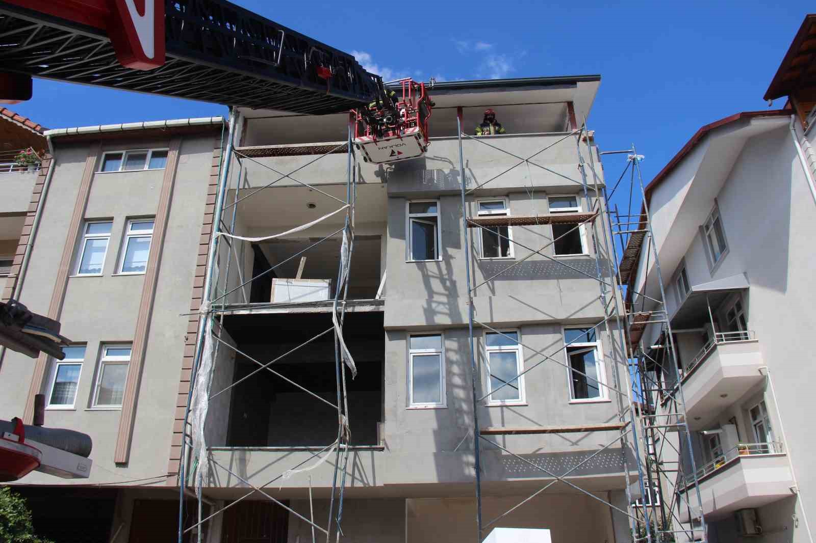 Tadilat halindeki binada bulunan izolasyon malzemeleri yandı