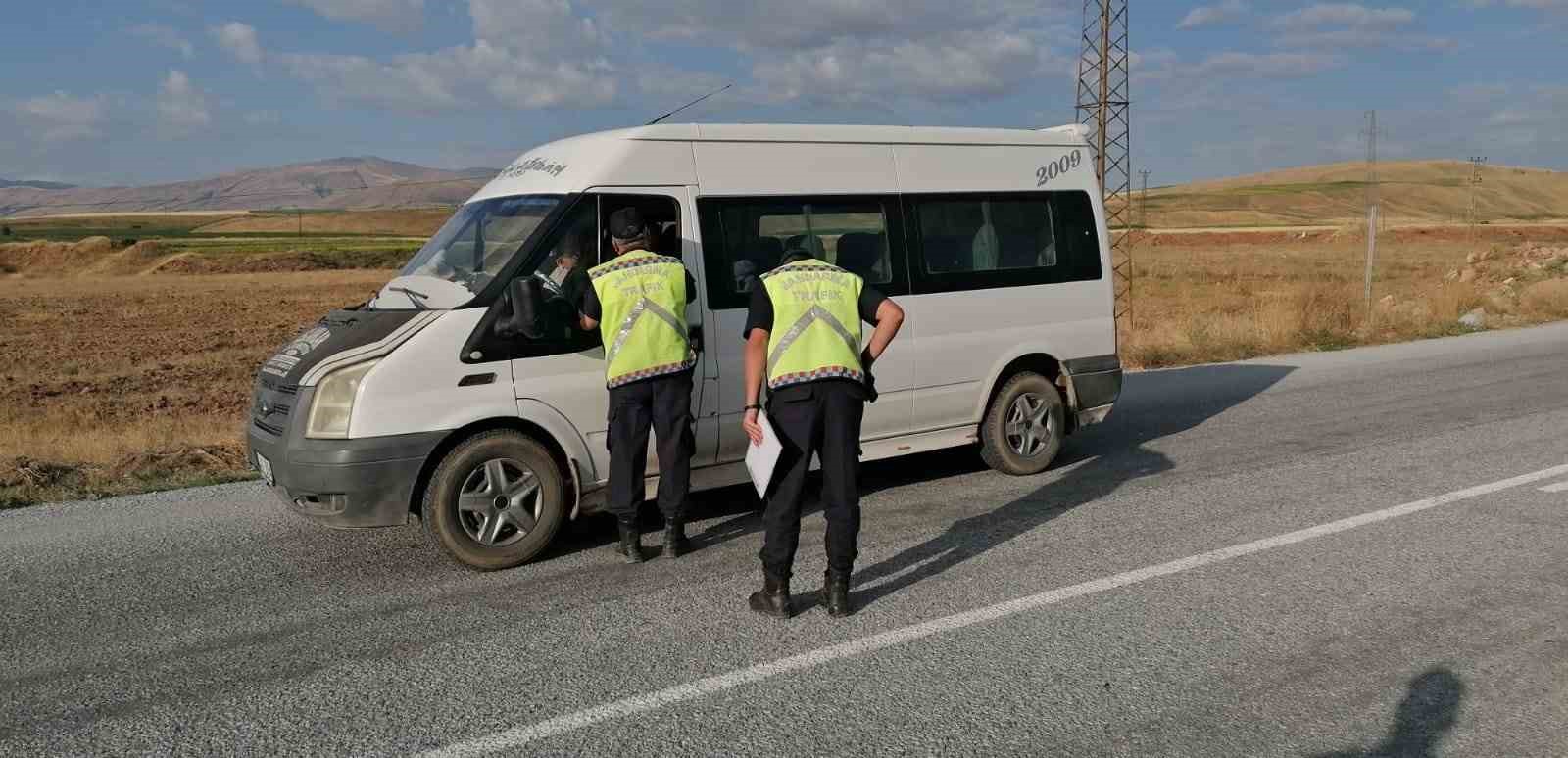 Jandarma ekipleri &ouml;ğrencilerin okul heyecanına ortak oldu

