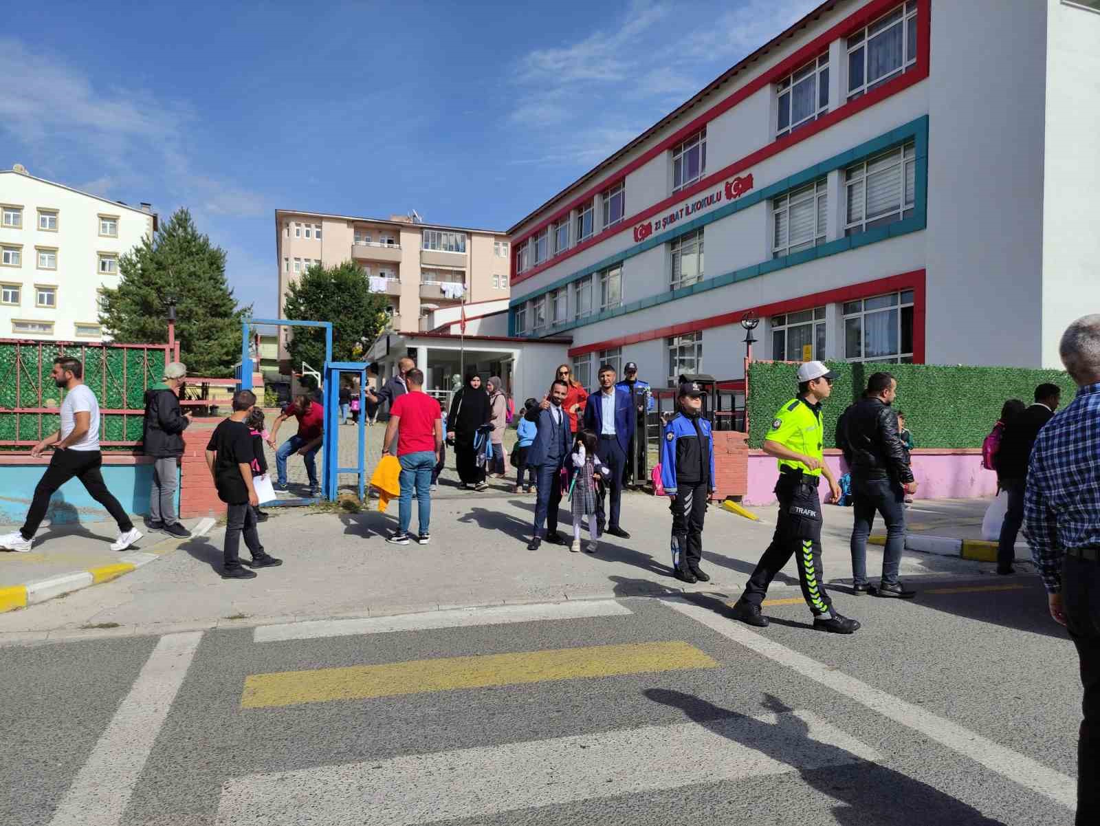 Vali &Ccedil;i&ccedil;ek, okul servislerine y&ouml;nelik denetimlere katıldı
