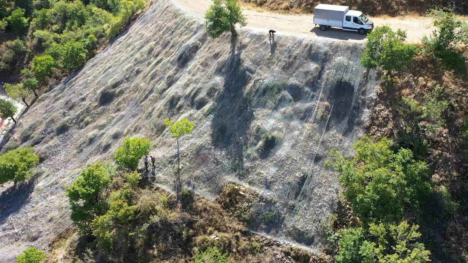 Kirazlıdere ve Andık Deresi yol b&ouml;lgesine &ccedil;elik tel d&ouml;şeniyor
