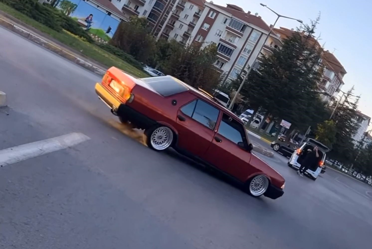 D&uuml;ğ&uuml;n konvoyundaki drift magandasına 24 bin TL ceza
