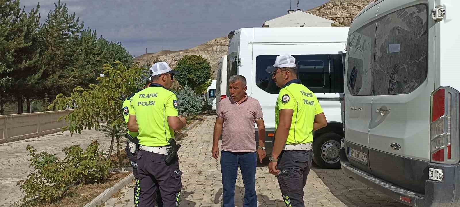 Okul servisi sürücülerine seminer