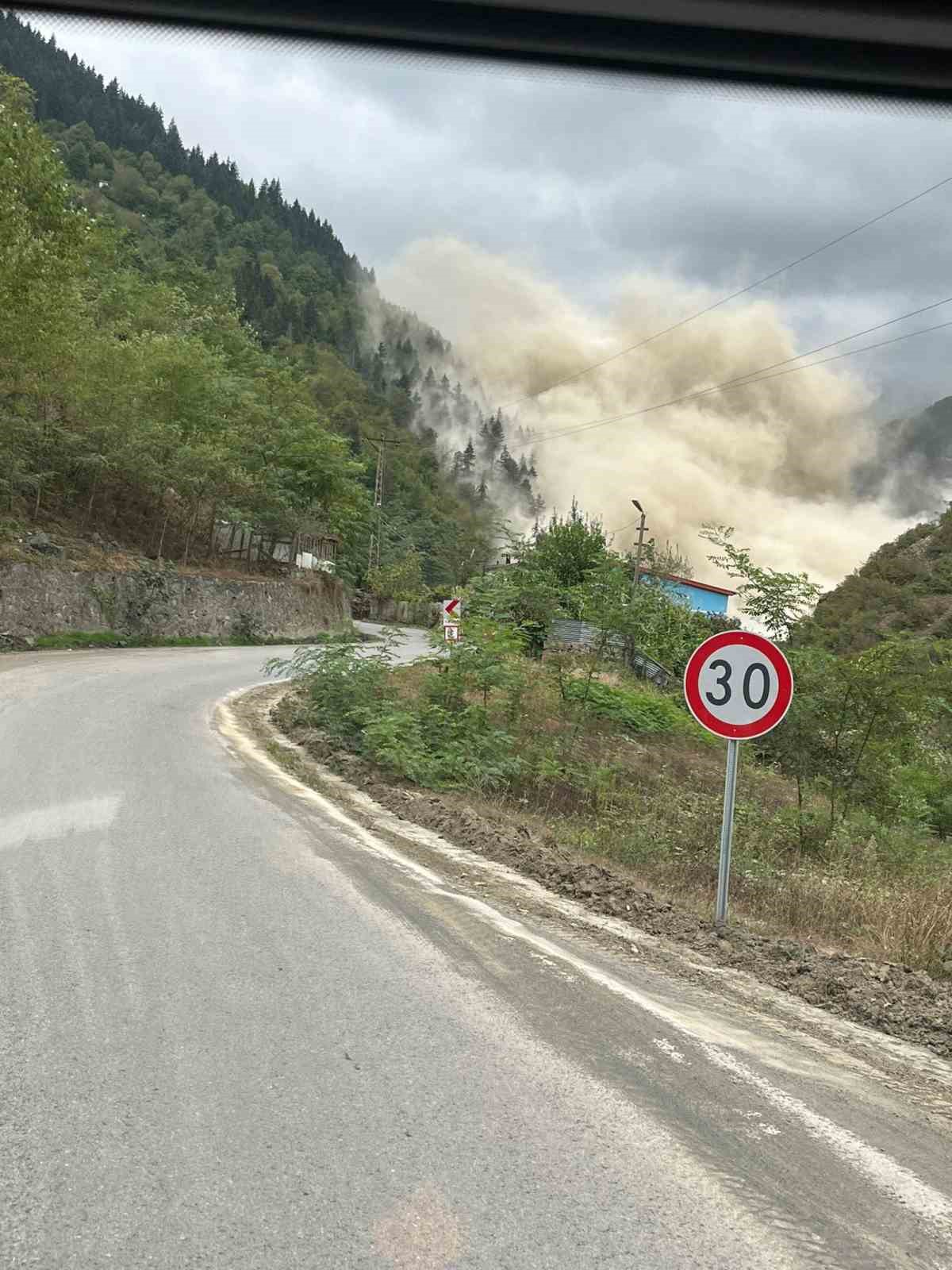 Taş ocağındaki heyelan b&ouml;yle g&ouml;r&uuml;nt&uuml;lendi 