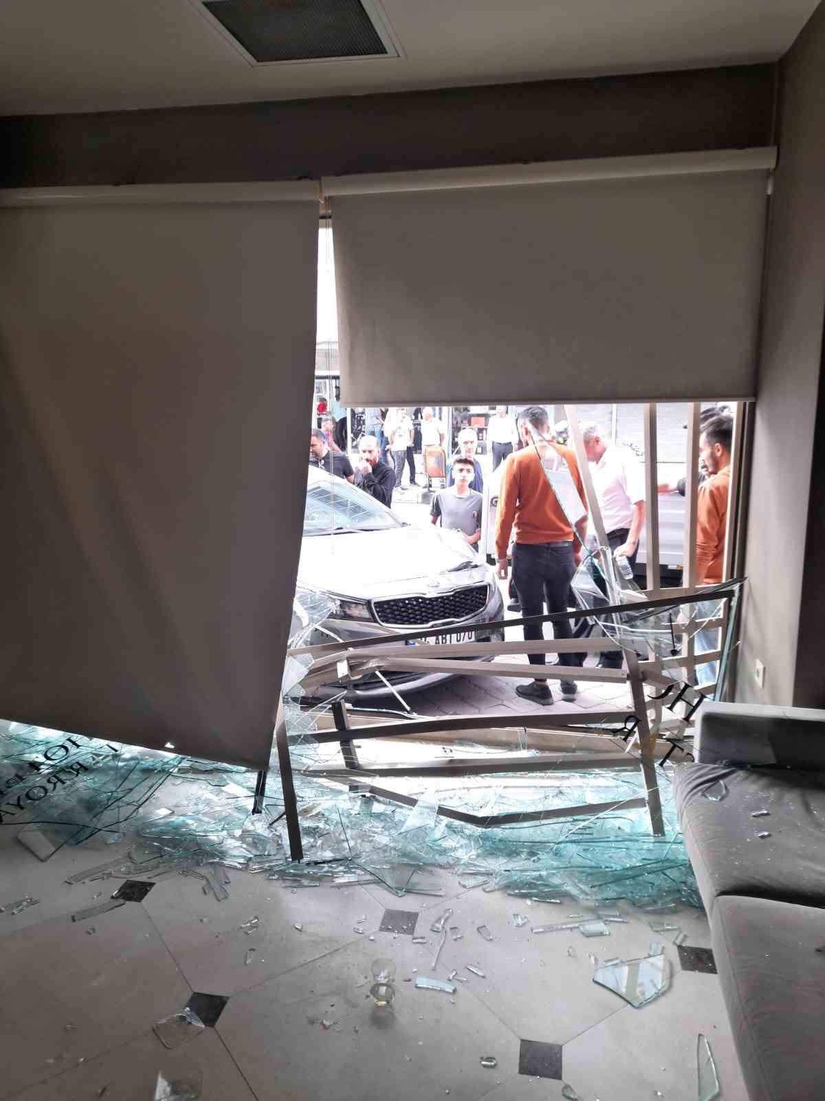 Aracını park ederken yanlışlıkla fren yerine gaza basınca otele daldı 