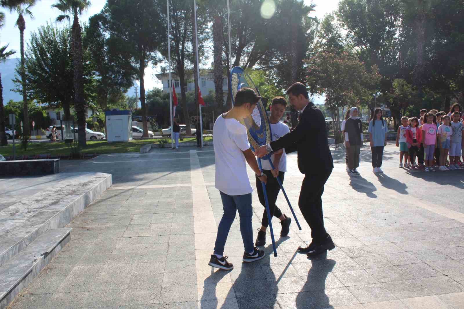 Köyceğiz’de İlköğretim Haftası çelenk sunma töreni ile başladı