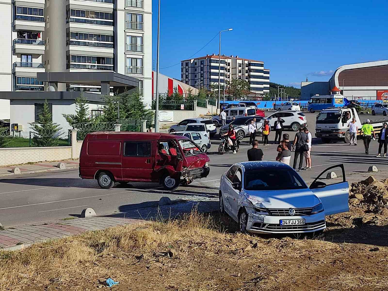 Edirne&rsquo;de otomobil ve panelvan &ccedil;arpıştı: 3 yaralı
