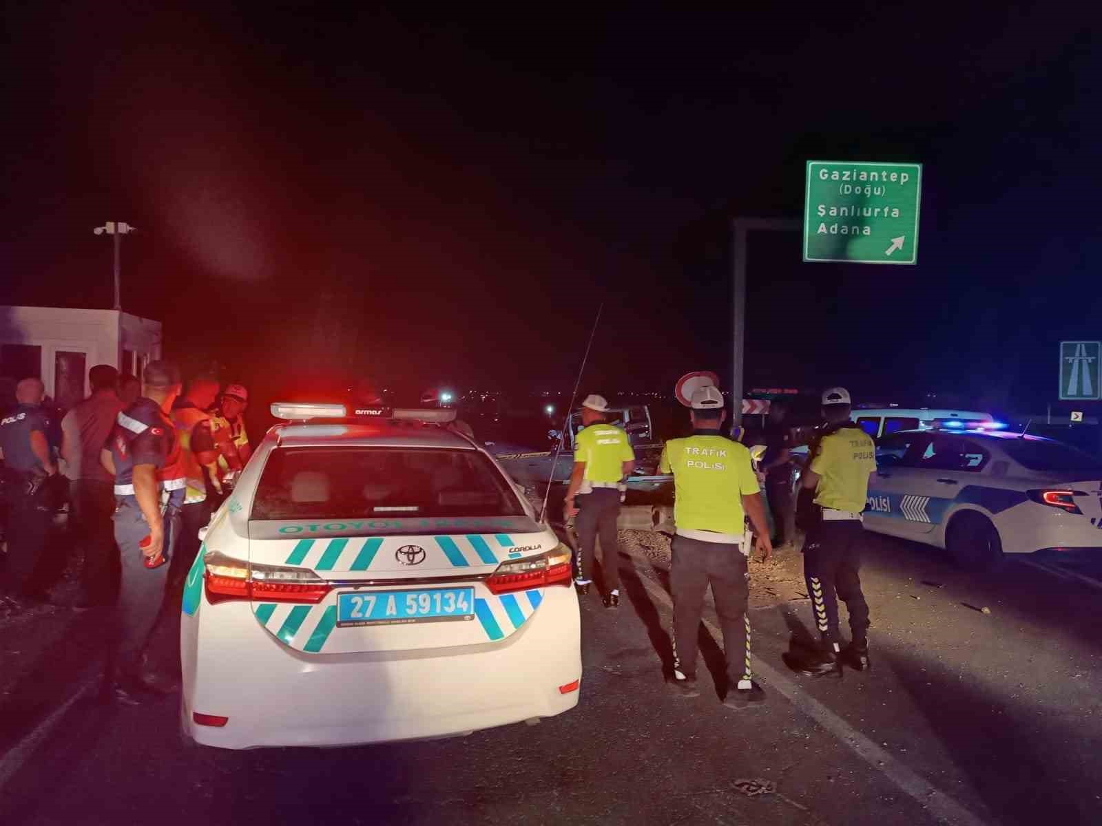 Hafif ticari araç güvenlik görevlilerinin bulunduğu kulübeye çarptı: 1 ölü, 3 yaralı
