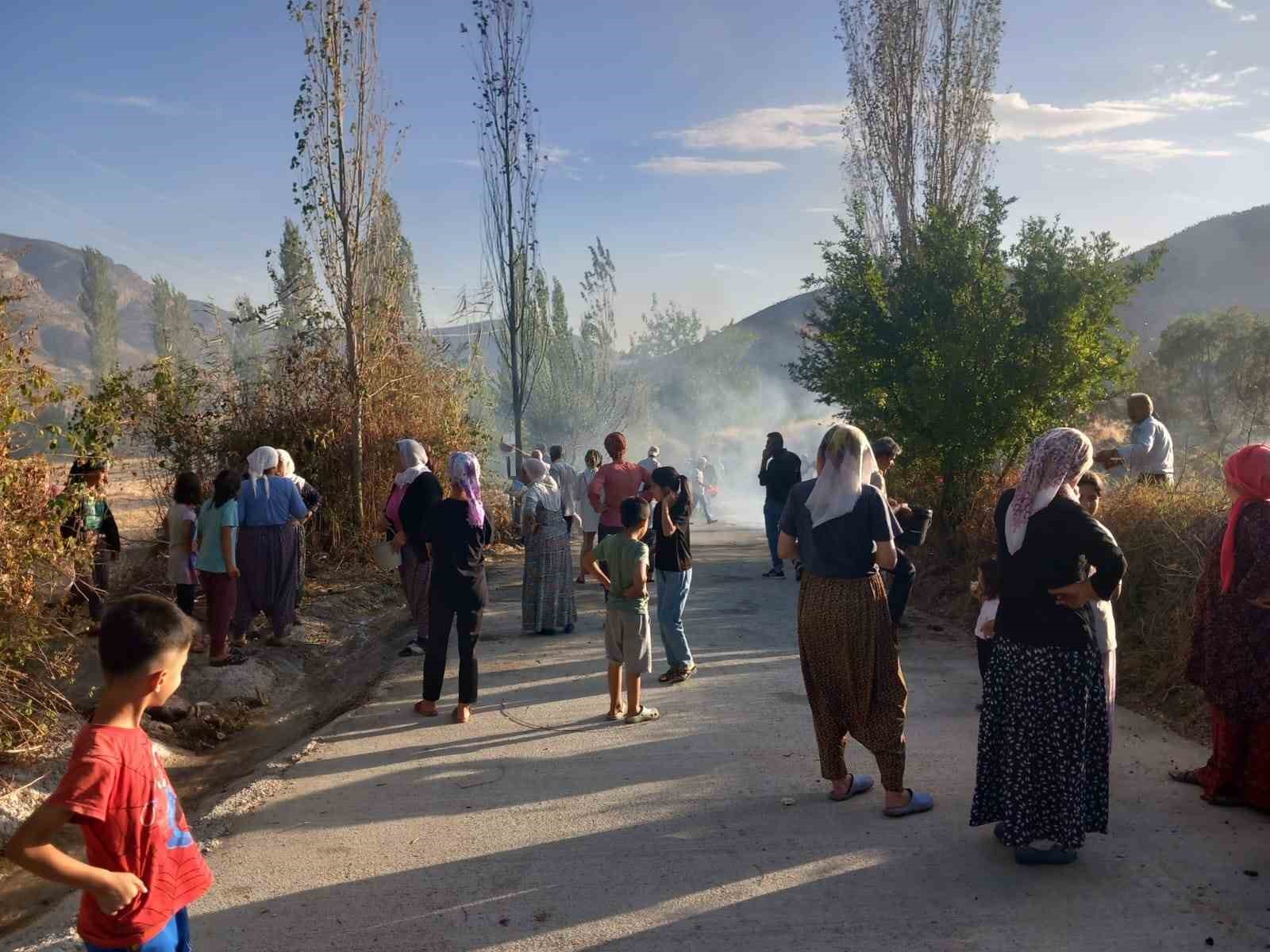 Köylerini saran yangını söndürmek için kadın erkek, yediden yetmişe seferber oldu
