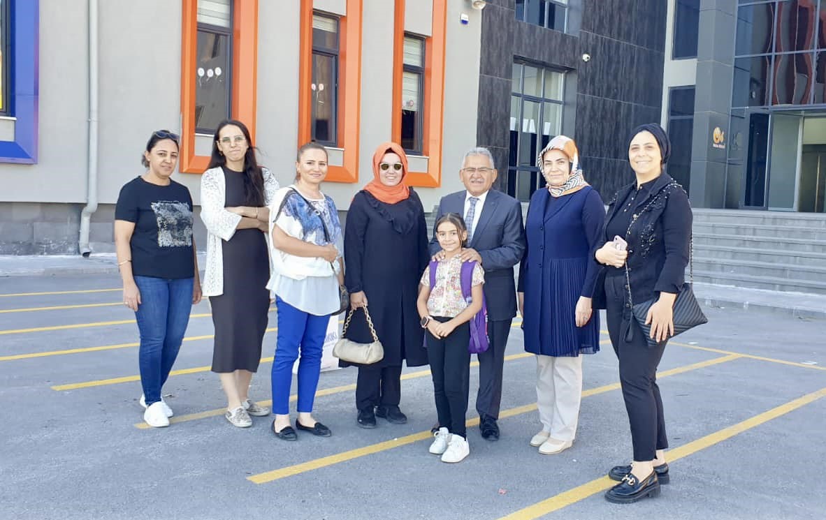 Başkan B&uuml;y&uuml;kkılı&ccedil;, İlmiye-Ahmet Nuri B&uuml;y&uuml;kkılı&ccedil; İlkokulu&rsquo;nda miniklerin heyecanına ortak oldu
