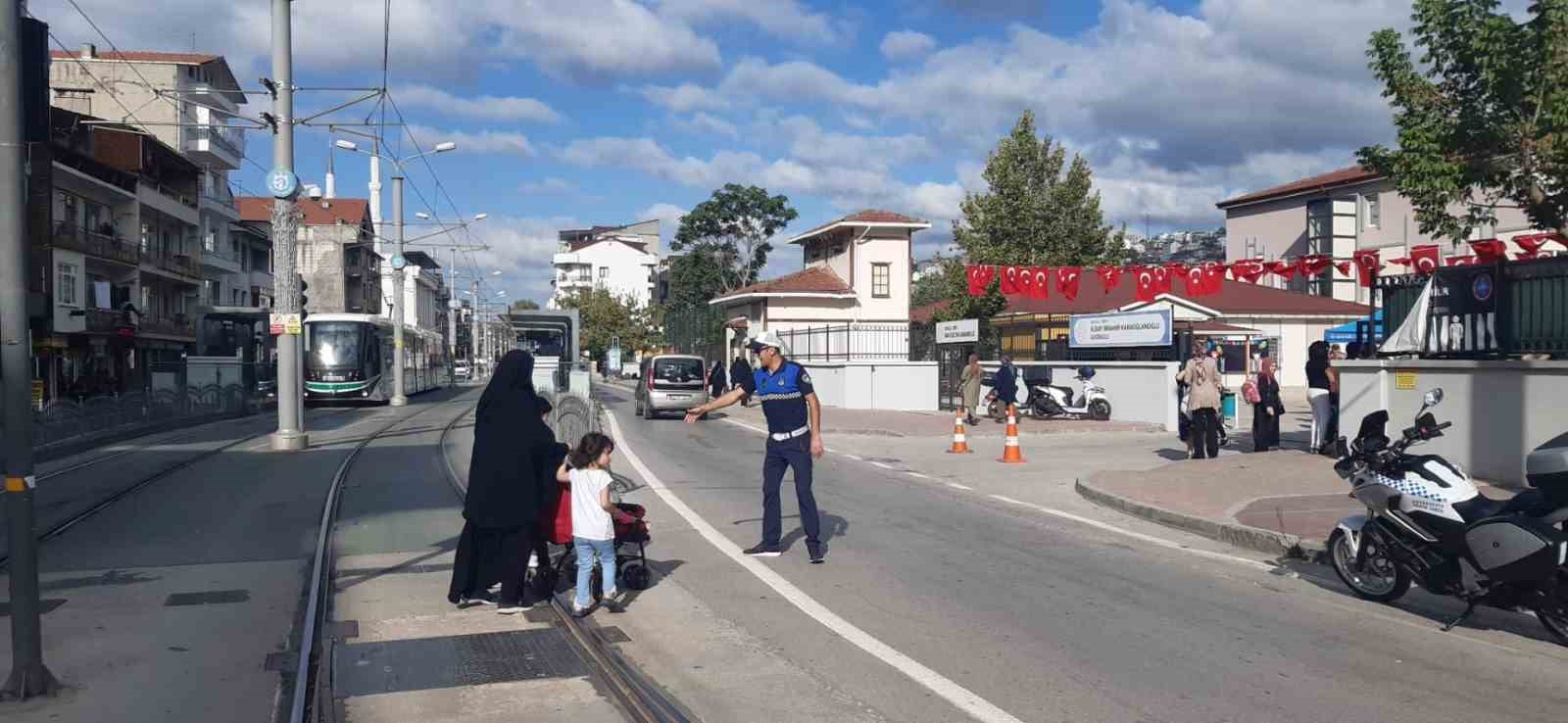 Zabıta ekipleri okul önlerinde, çocuklar güvende