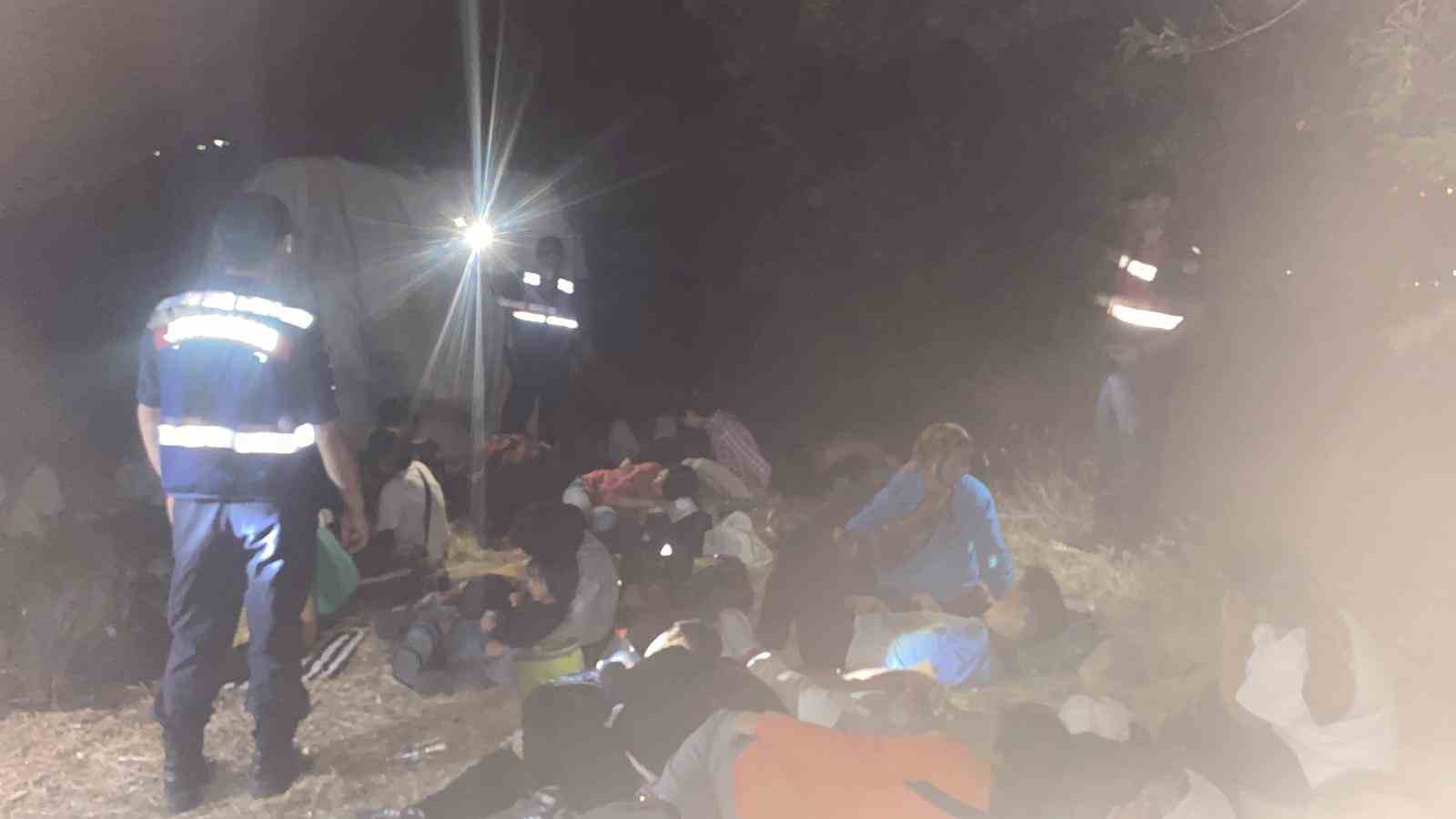 Ayvacık’ta iki minibüs içinde 40 kaçak göçmen ile 2 organizatör yakalandı