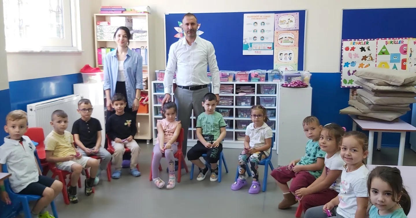 Okul m&uuml;d&uuml;r&uuml; &ouml;ğrencilere &ccedil;ikolata dağıttı
