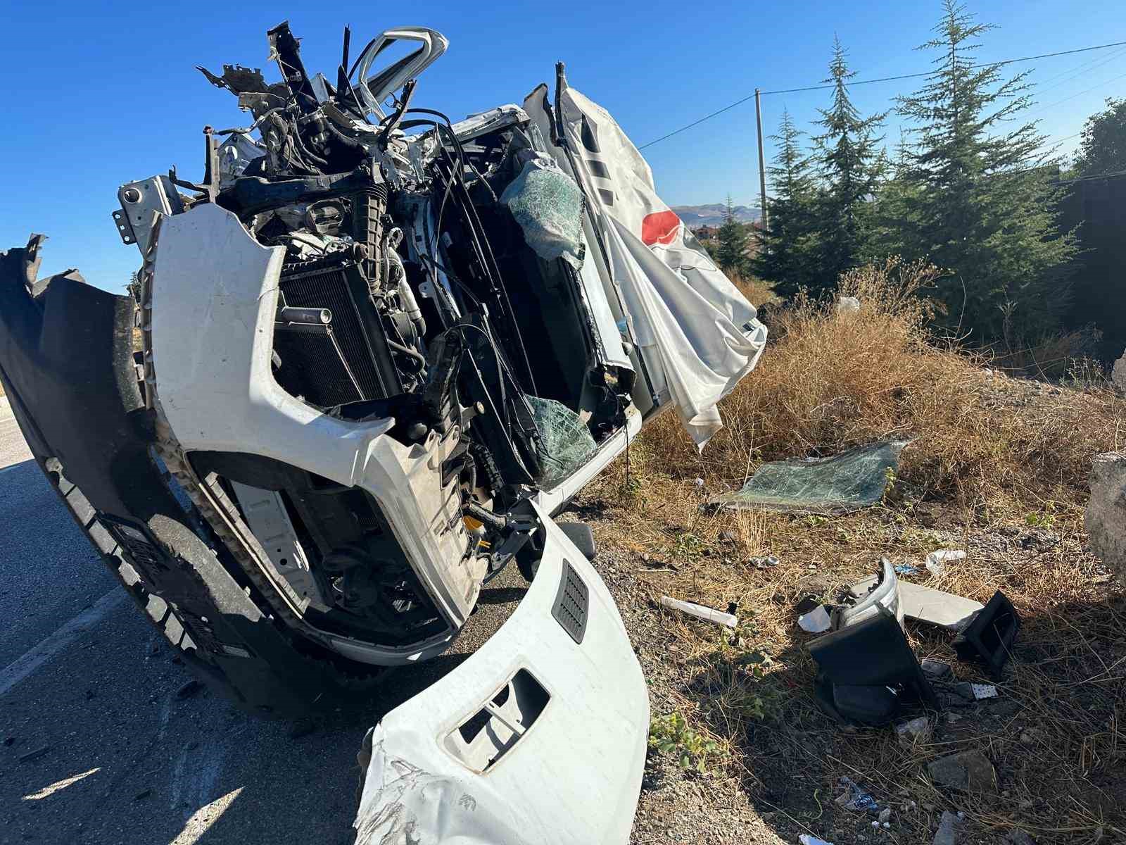 Burdur’da direksiyon hakimiyetini kaybeden sürücü trafik levhasına çarptı: 1 ölü, 1 yaralı