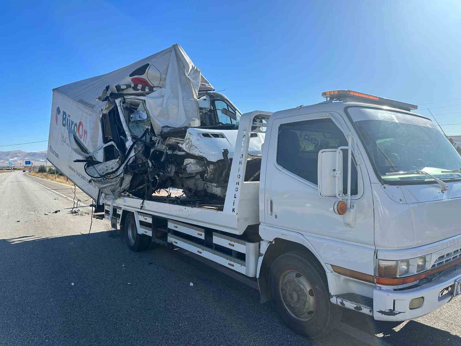 Burdur&rsquo;da direksiyon hakimiyetini kaybeden s&uuml;r&uuml;c&uuml; trafik levhasına &ccedil;arptı: 1 &ouml;l&uuml;, 1 yaralı
