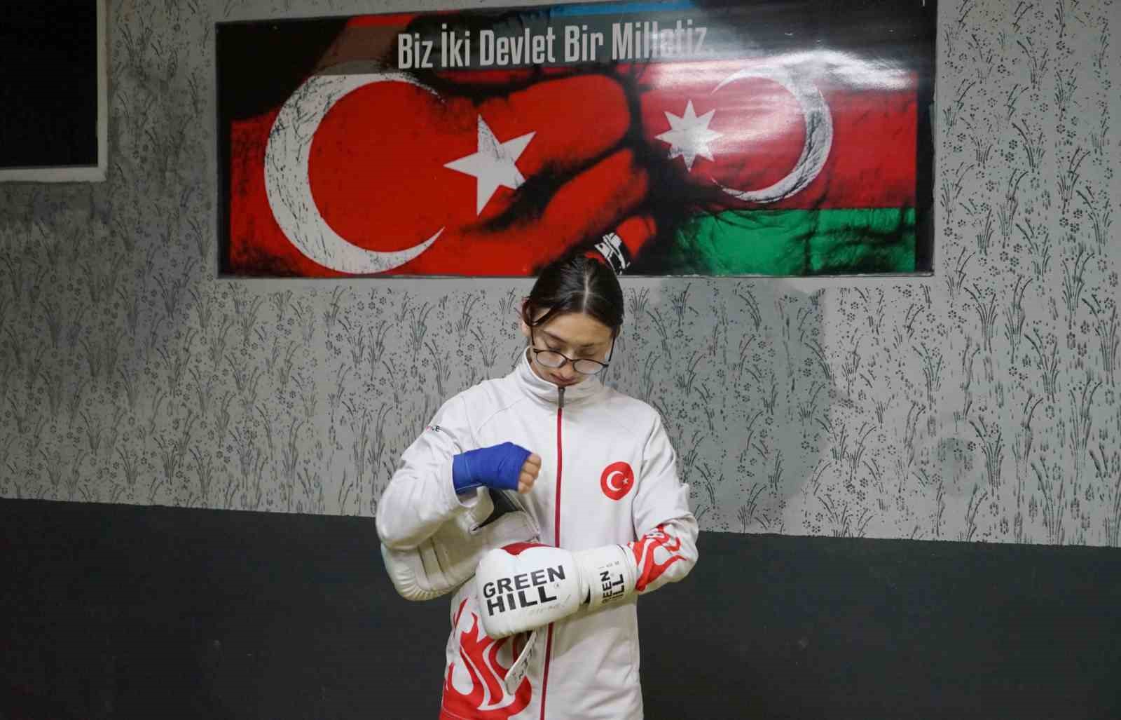 Ailesi balerin olmasını isterken kick boksa merak salan 17 yaşındaki Yağmur, dünyada Türkiye’yi temsil ediyor