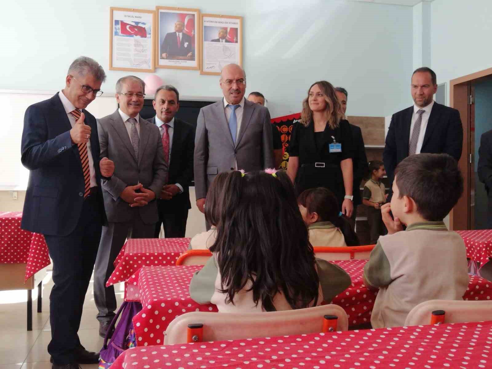 Vali &Ccedil;elik: "En temel amacımız, &ccedil;ocuklarımızın kaliteli eğitim almasıdır"
