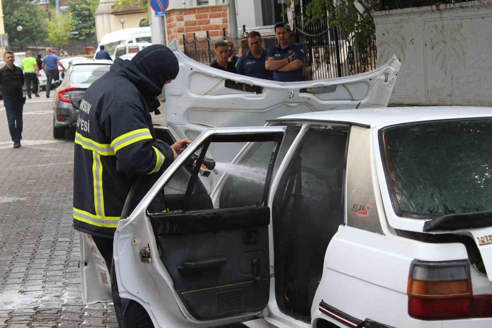 Park halindeki otomobilde yangın