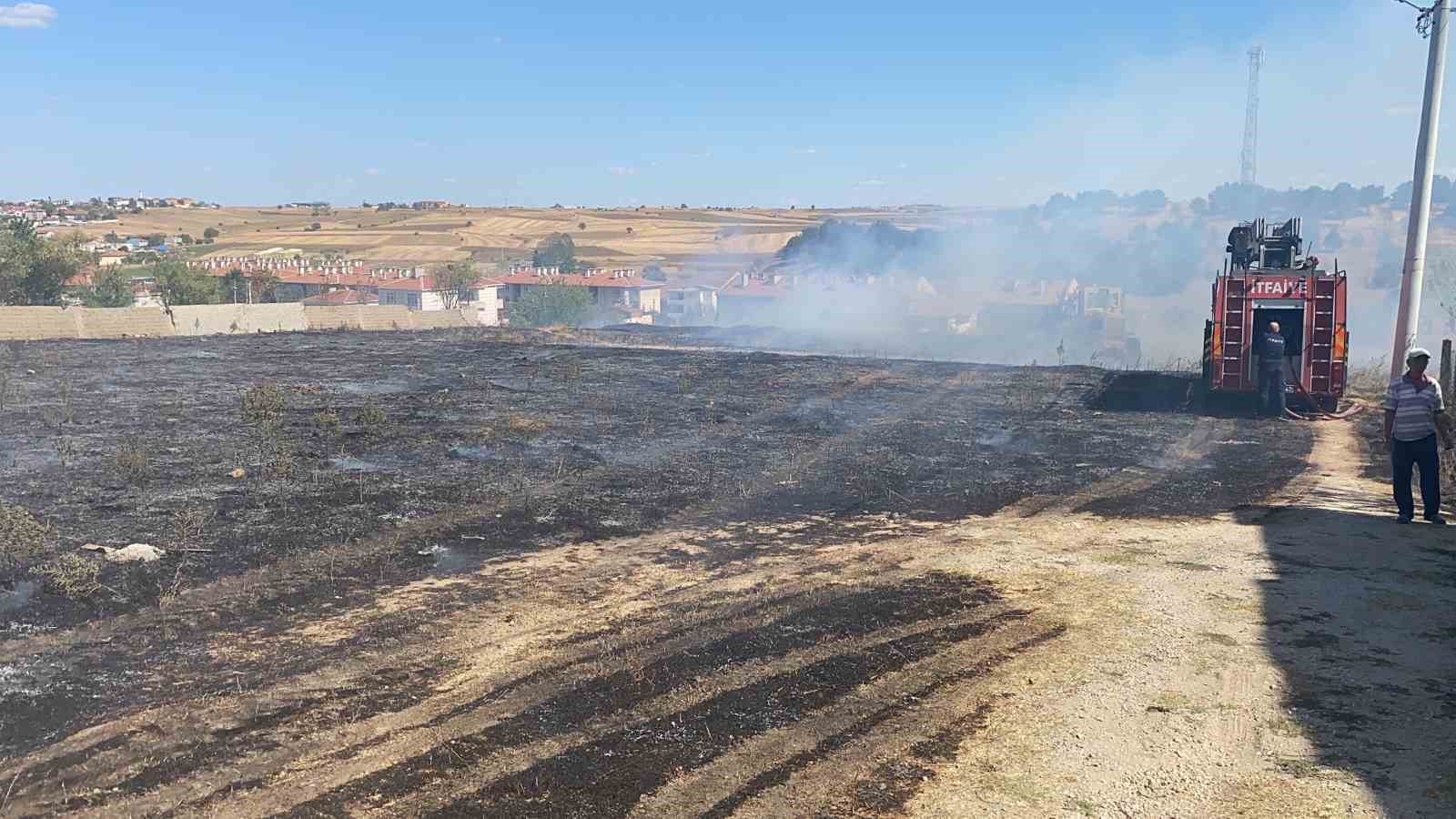 Otluk alanda çıkan yangın, evlere ulaşmadan söndürüldü