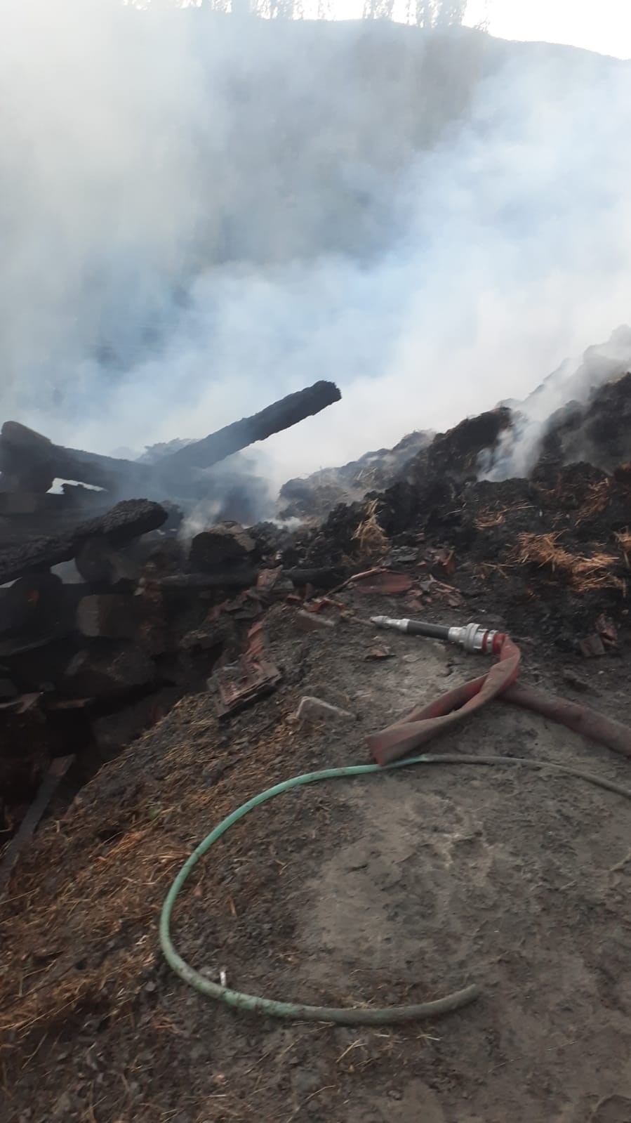 Bayat'ta 2 ev ile 1 samanlık yandı