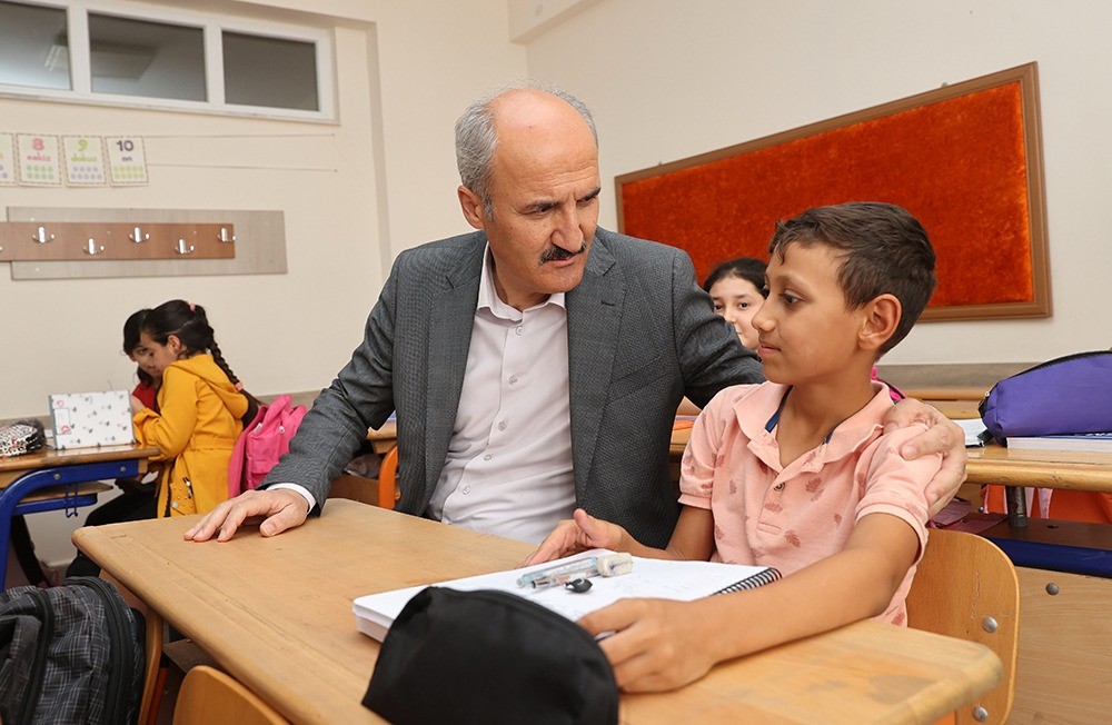 Dulkadiroğlu Belediyesi’nden ihtiyaç sahibi öğrencilere kırtasiye yardımı