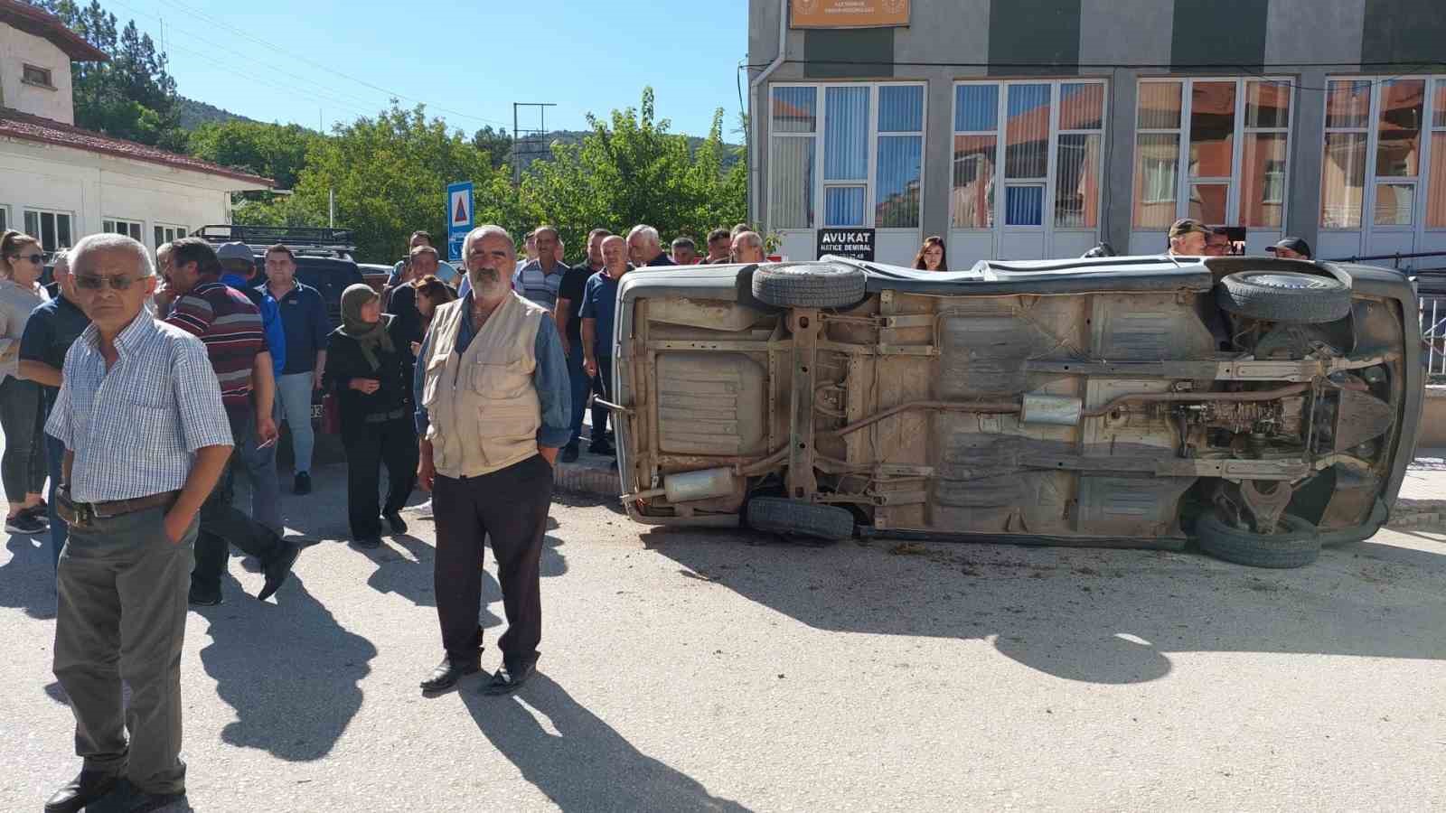 Kavşağa ters şeritten giren otomobil kazaya sebep oldu: 1 yaralı