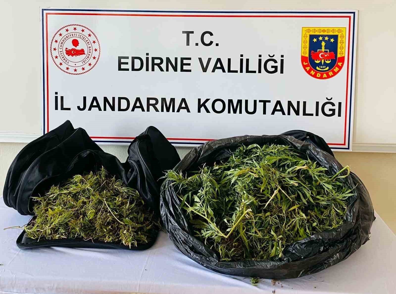 Edirne&rsquo;de ticari taksideki yolcunun &ccedil;antasından uyuşturucu &ccedil;ıktı
