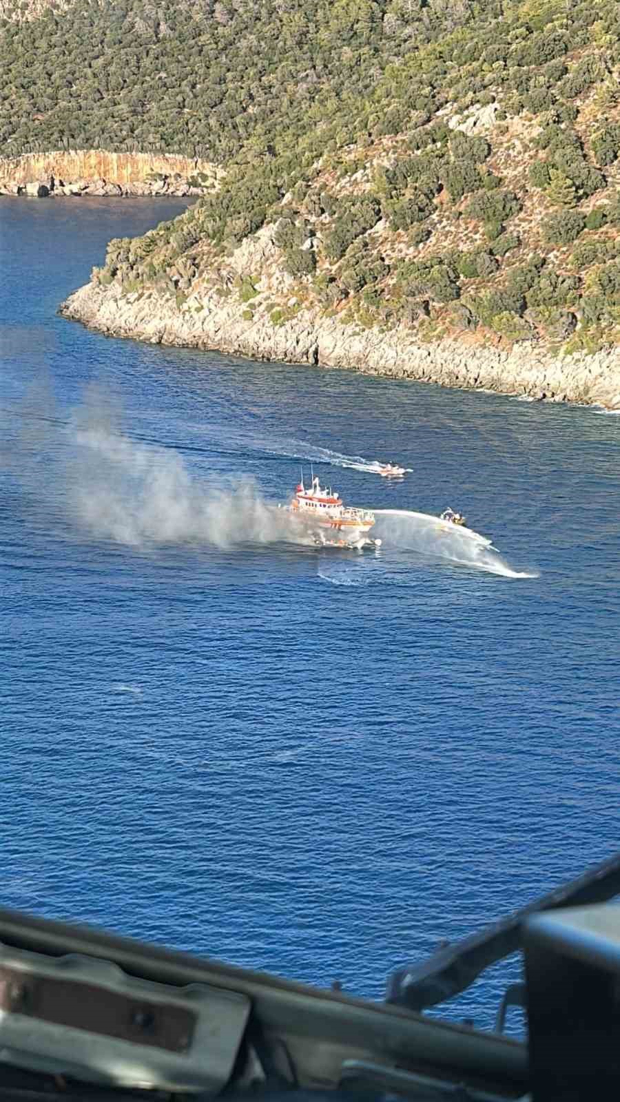 Fethiye’de bot yangını