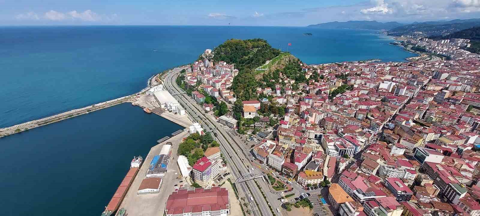 Giresun’da yamaç paraşütçüsü fındık harmanına zorunlu iniş yaptı