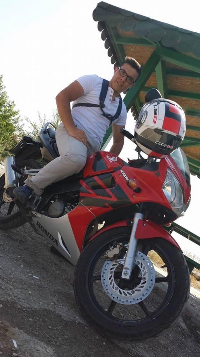 Motosikletin kamyonete &ccedil;arptığı kazada 2 kişi &ouml;ld&uuml;, kaza anı kamerada
