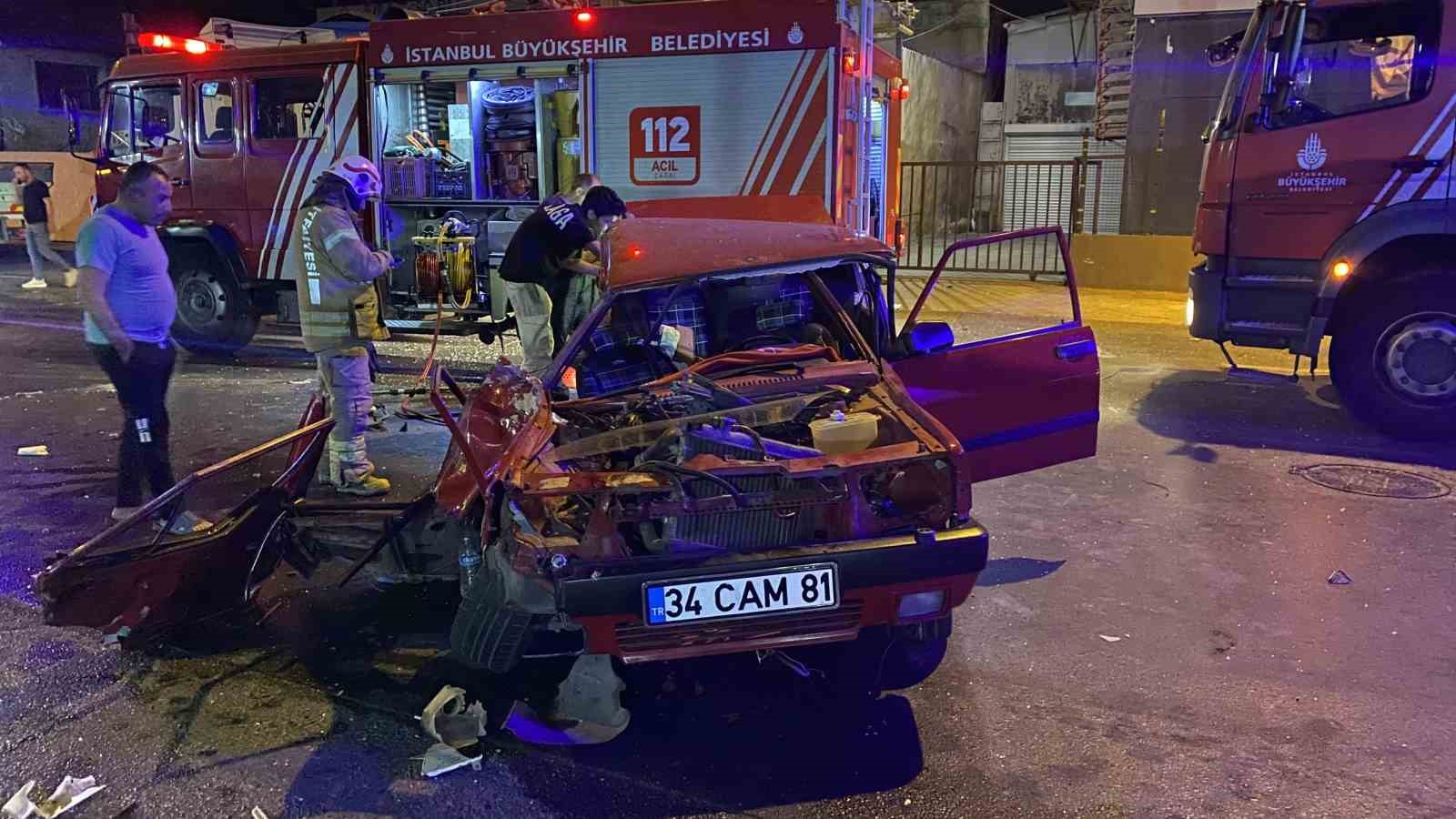Oksijen yüklü tıra çarpan otomobil hurdaya döndü: 2 yaralı