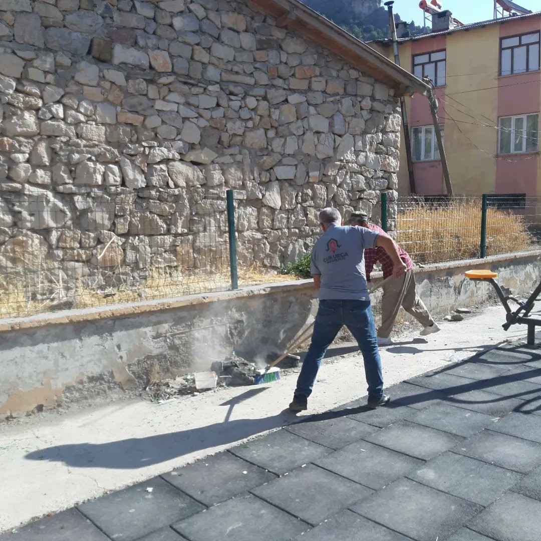 Çukurca Belediyesi çocuk parklarını yeniliyor 