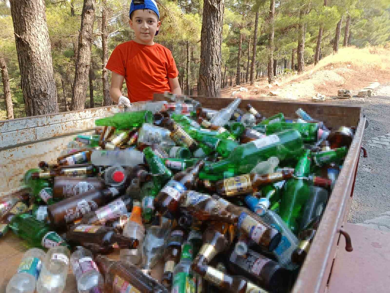 Dağ yolu ve etrafına atılan alkol şişelerini topladılar