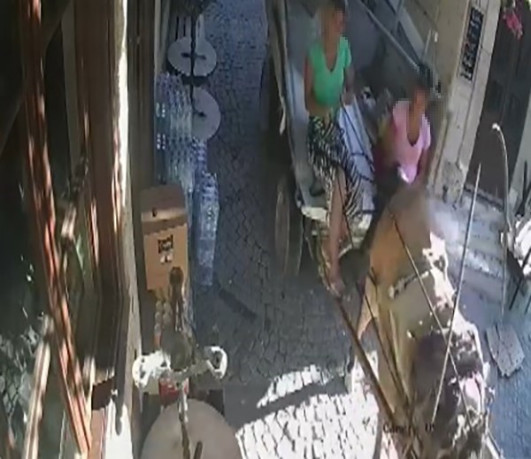 Turizm merkezi Alaçatı’da at arabasıyla hırsızlık kameraya yansıdı