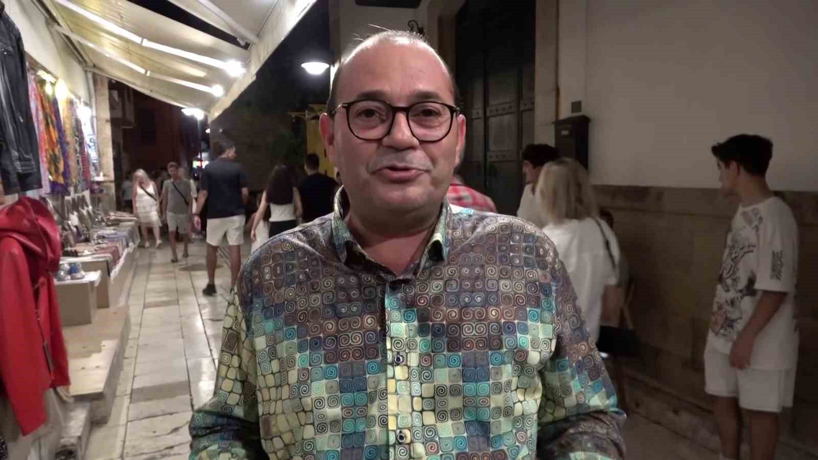 Se&ccedil;men sayısı 594 olan tarihi semti yılda 3 milyon turist ziyaret ediyor
