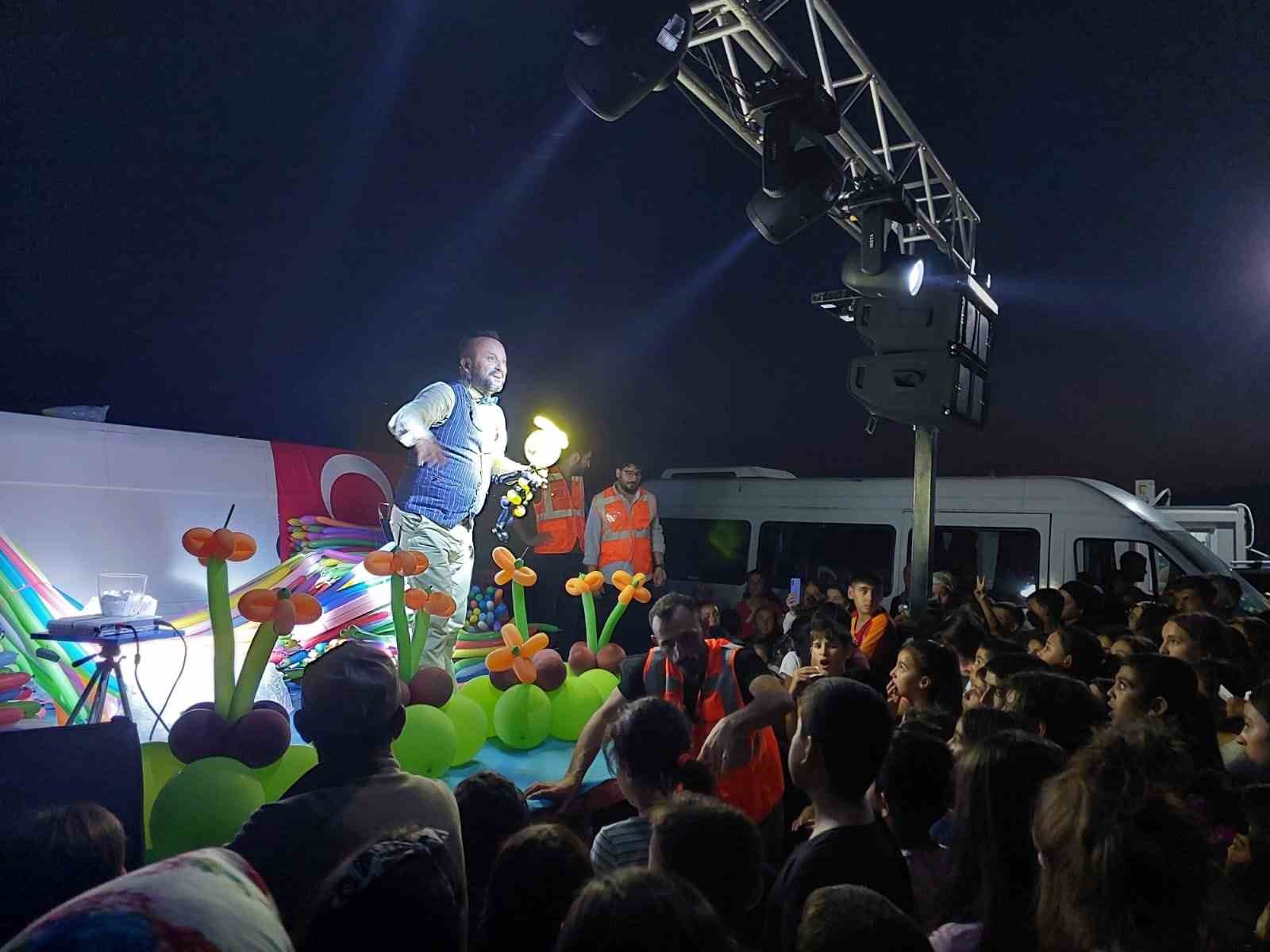 Gönüllüler depremzede çocukları eğlendirdi