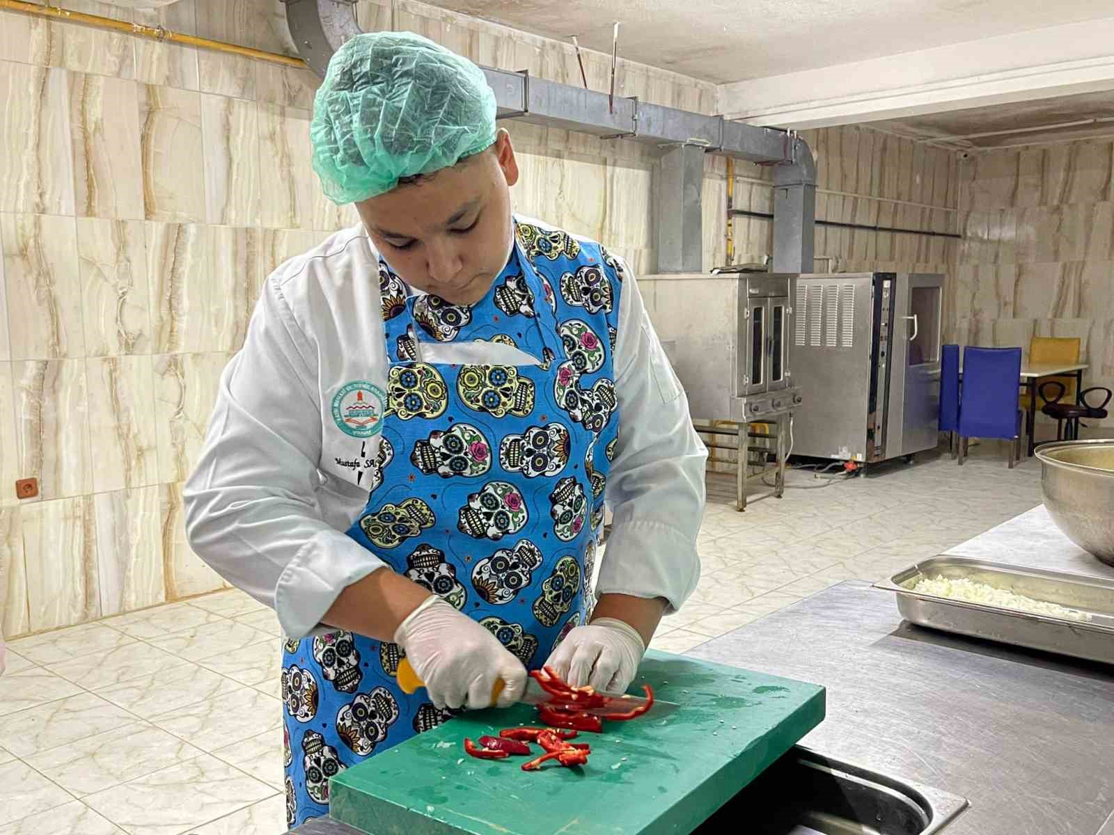 Yozgat’ta 4 bin 800 öğrencinin öğle yemeğini yine öğrenciler pişiriliyor
