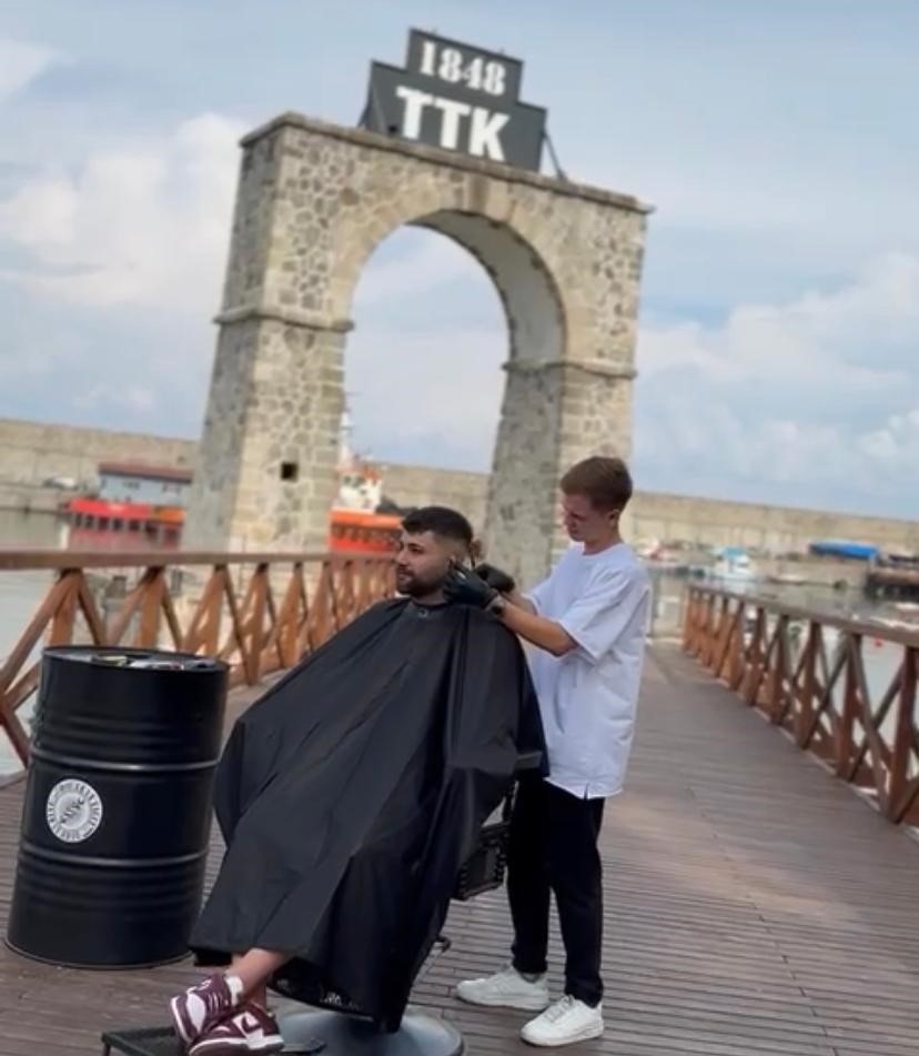 Gen&ccedil; kuaf&ouml;r m&uuml;şterisini deniz manzarası eşliğinde tıraş etti
