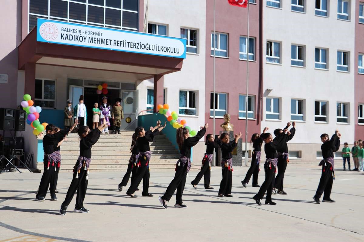 Kaymakam Ahmet Odabaş  &ldquo;İlk&ouml;ğretim Haftası&rdquo; kutlamasında &ccedil;ocuklarla
