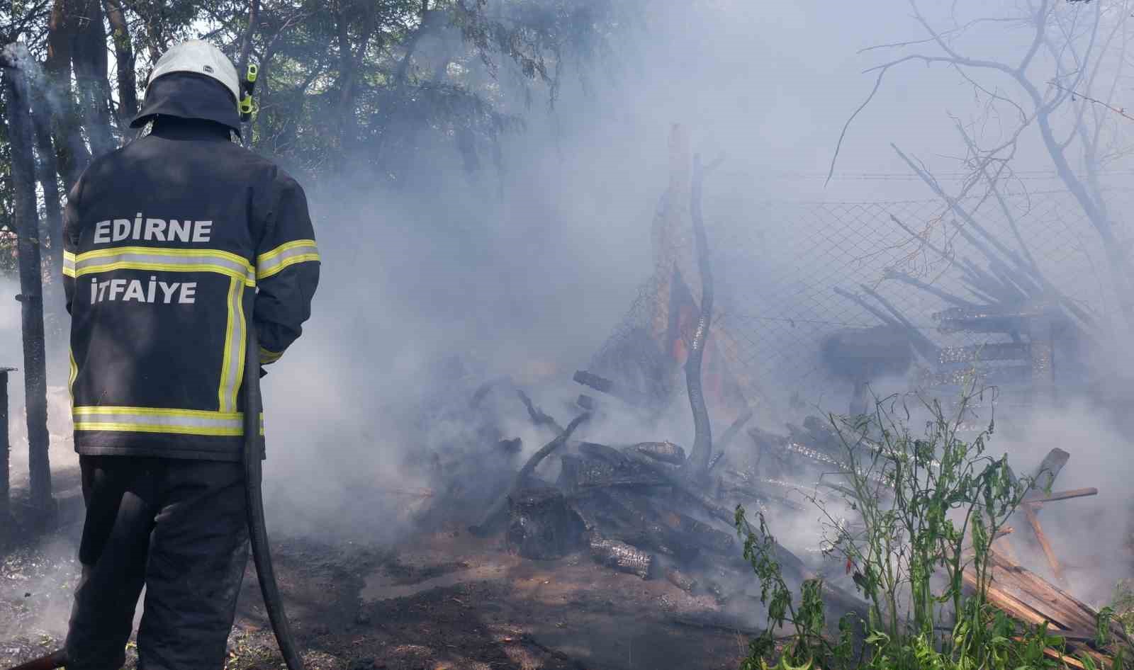 Alevlerin arasında kalan mutfak t&uuml;p&uuml; hızlıca g&uuml;venli noktaya taşındı
