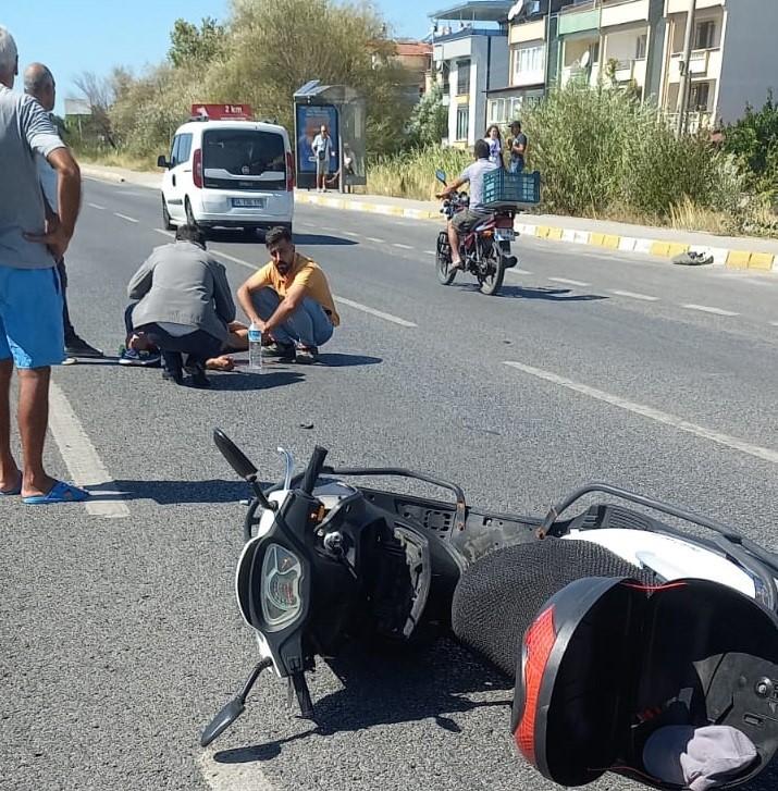 Edremit’te motosiklet kazasında sürücünün yardımına çevredekiler koştu
