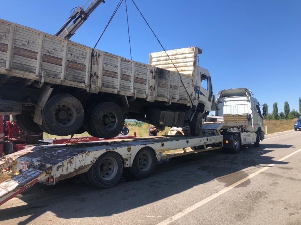 Burdur’da kontrolden çıkan kamyon şarampole devrildi: 1 yaralı