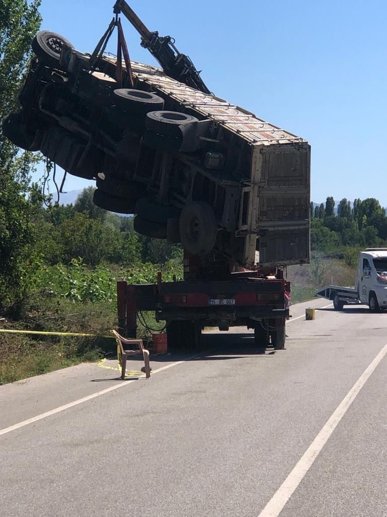 Burdur’da kontrolden çıkan kamyon şarampole devrildi: 1 yaralı