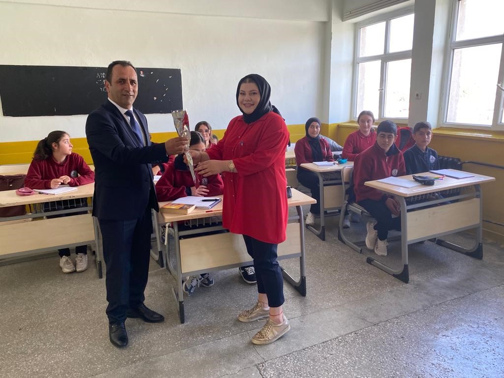 Kars Valisi Polat’tan öğretmenlere karanfil