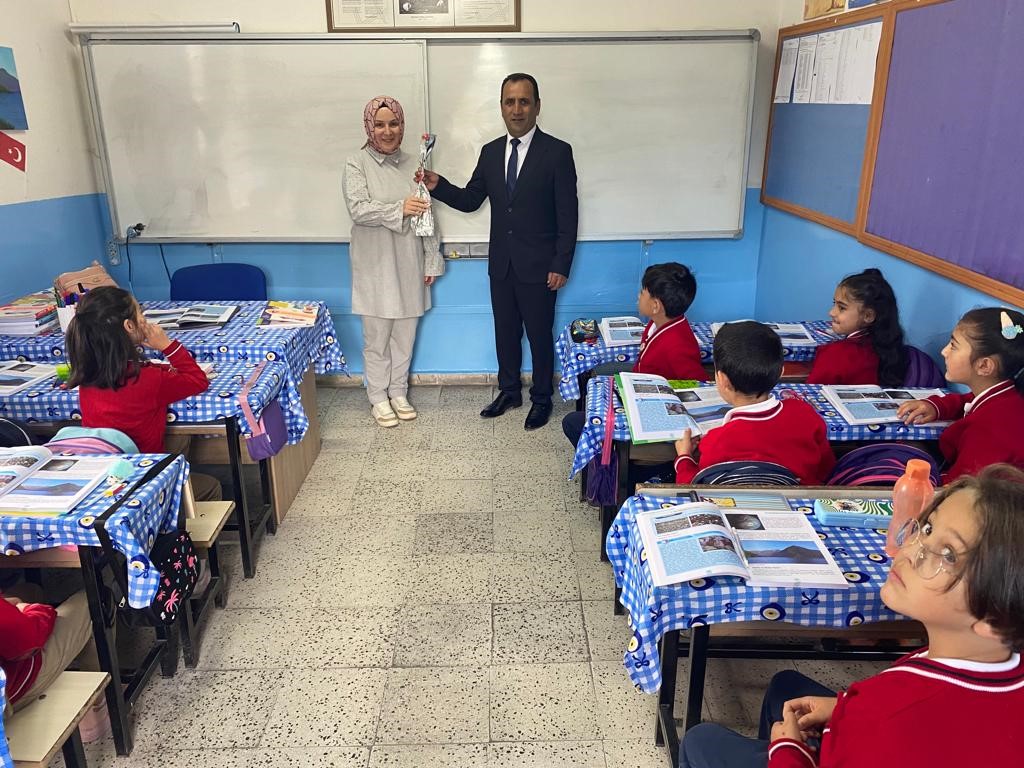 Kars Valisi Polat’tan öğretmenlere karanfil
