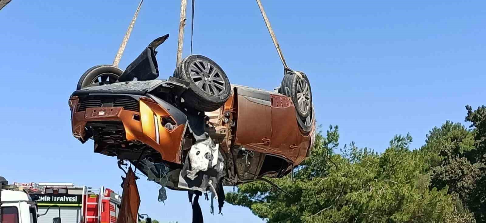 İzmir&rsquo;de otoyoldaki kazada 1 kişi &ouml;ld&uuml;, 2 kişi yaralandı
